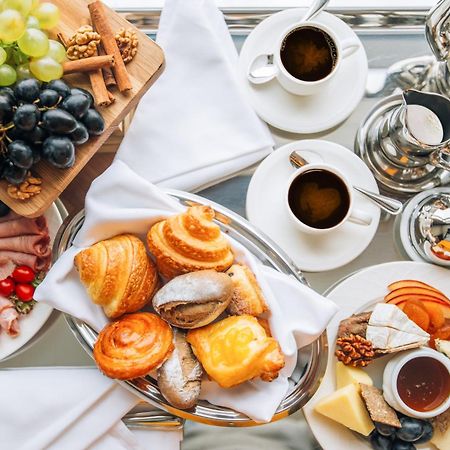 ザ ビルトモア ホテル トビリシ ティビリシ エクステリア 写真 A continental breakfast