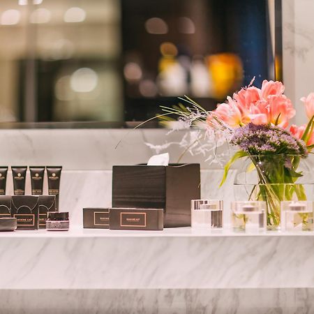 ザ ビルトモア ホテル トビリシ ティビリシ エクステリア 写真 The amenities in the bathroom