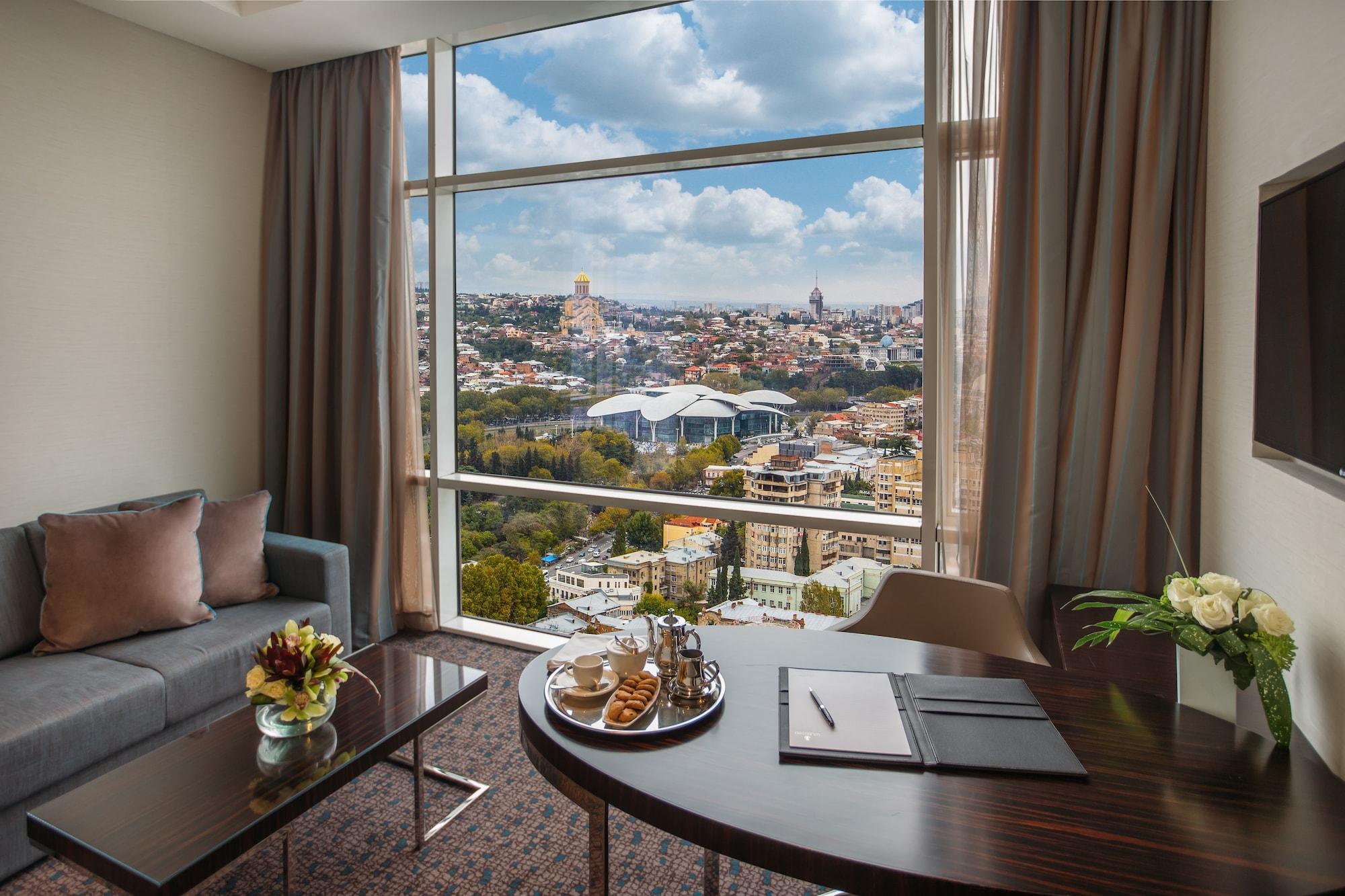ザ ビルトモア ホテル トビリシ ティビリシ エクステリア 写真 A room at the hotel