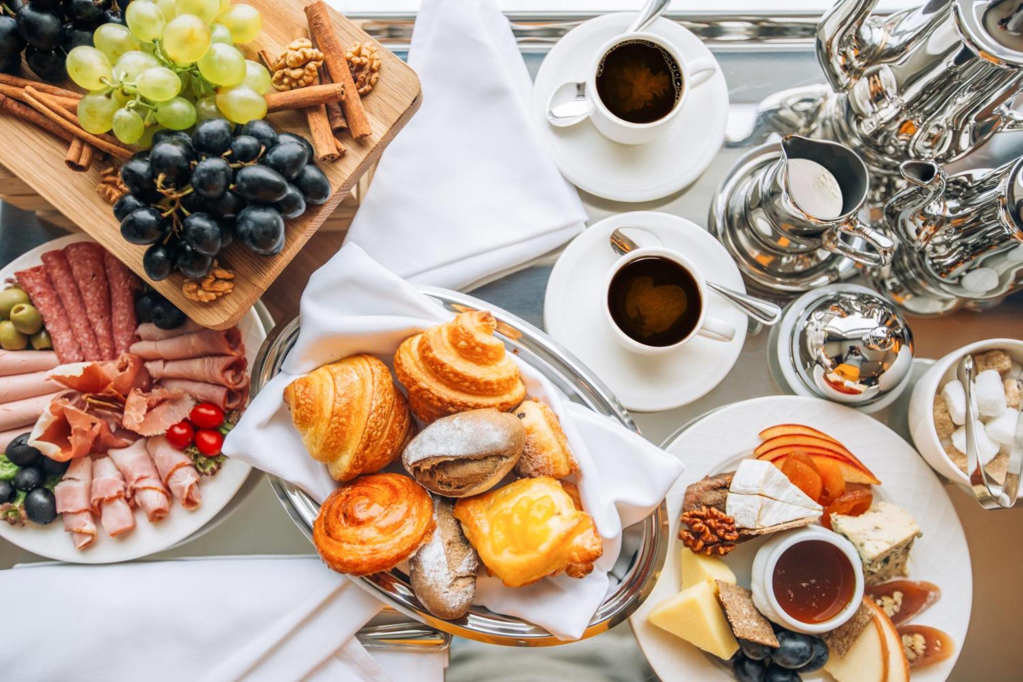 ザ ビルトモア ホテル トビリシ ティビリシ エクステリア 写真 A continental breakfast