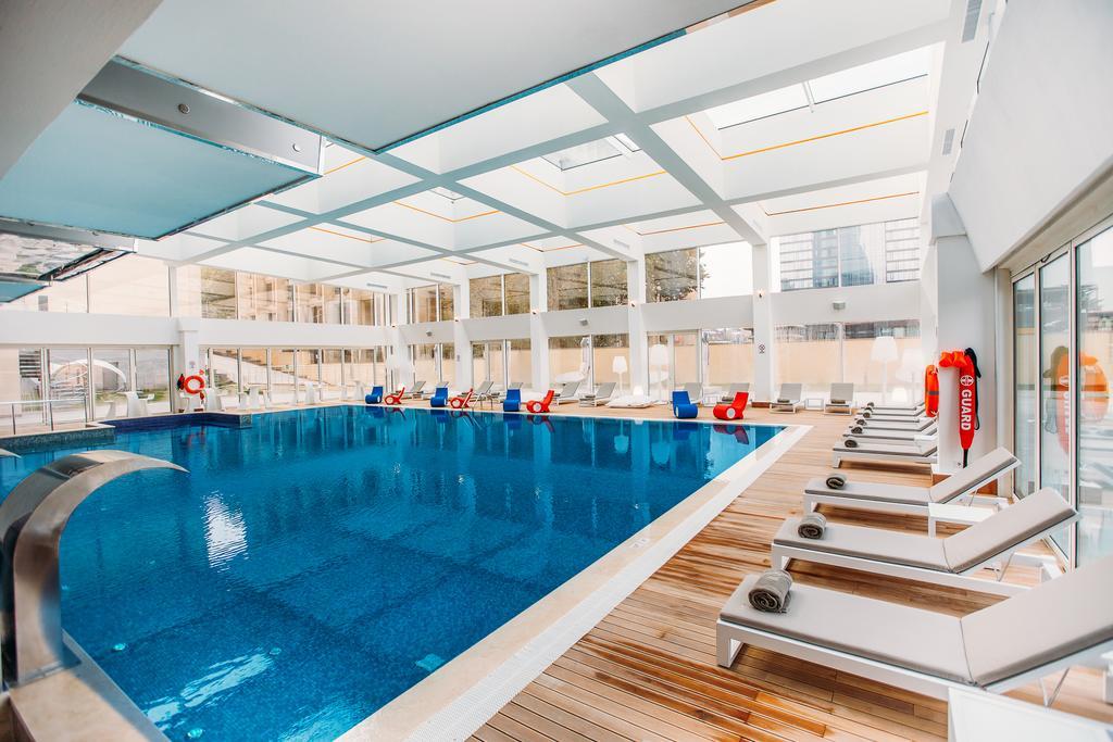 ザ ビルトモア ホテル トビリシ ティビリシ エクステリア 写真 The swimming pool at the hotel
