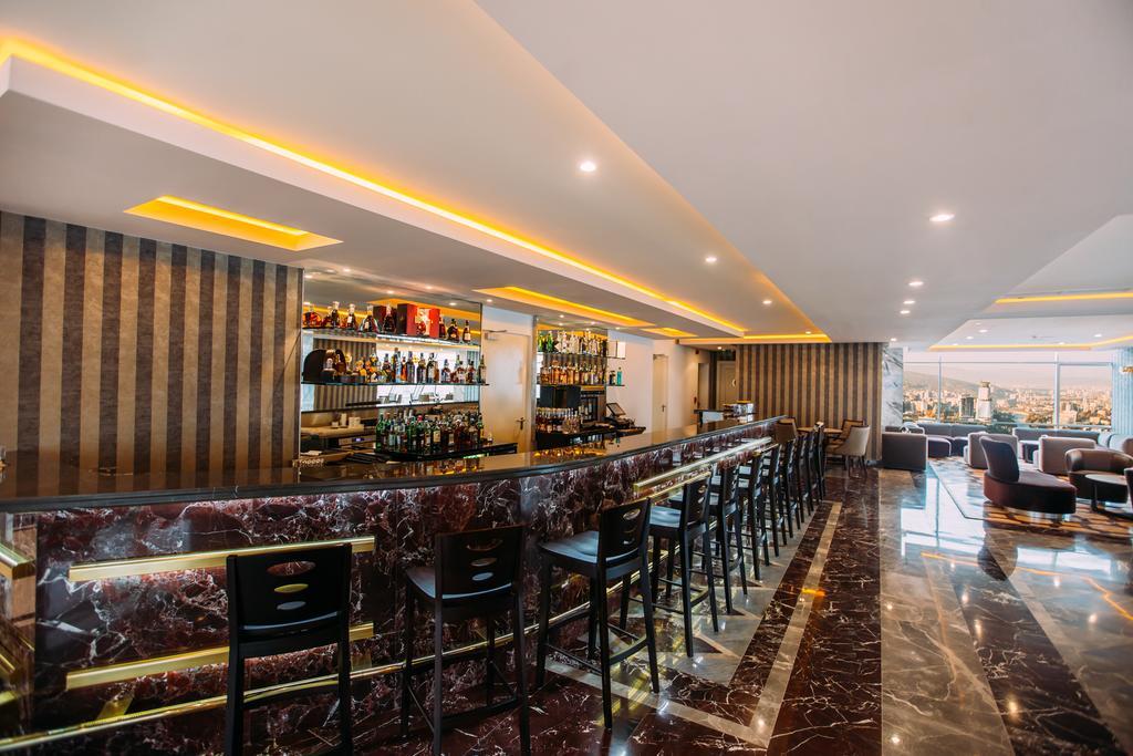 ザ ビルトモア ホテル トビリシ ティビリシ エクステリア 写真 The bar at the lobby