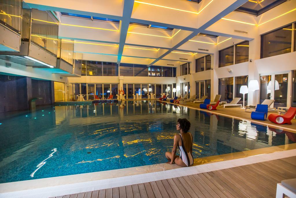 ザ ビルトモア ホテル トビリシ ティビリシ エクステリア 写真 The swimming pool at the hotel