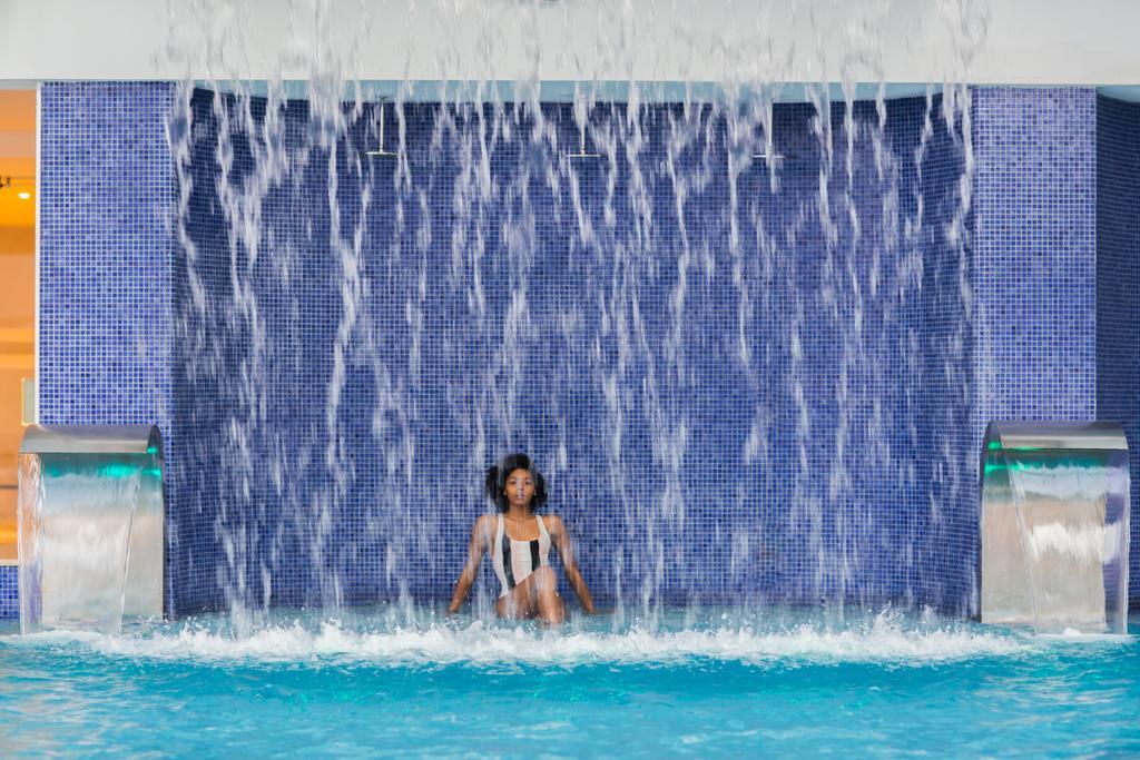 ザ ビルトモア ホテル トビリシ ティビリシ エクステリア 写真 Waterfall at the pool