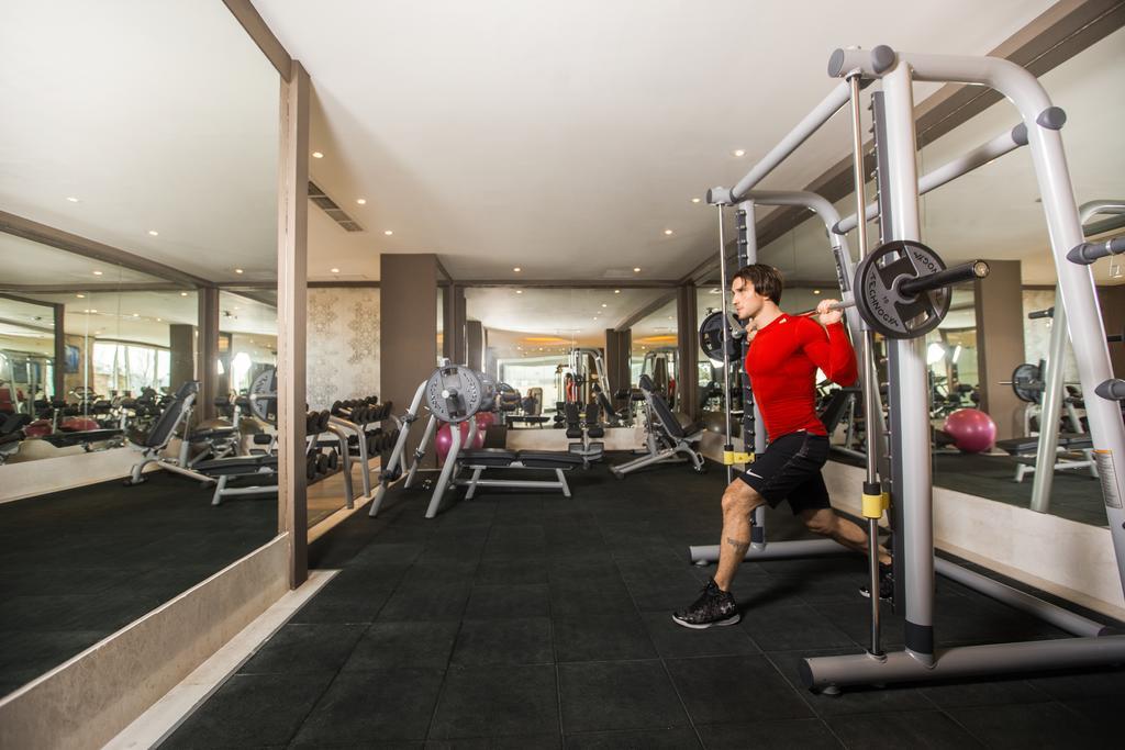 ザ ビルトモア ホテル トビリシ ティビリシ エクステリア 写真 A man using a Smith machine