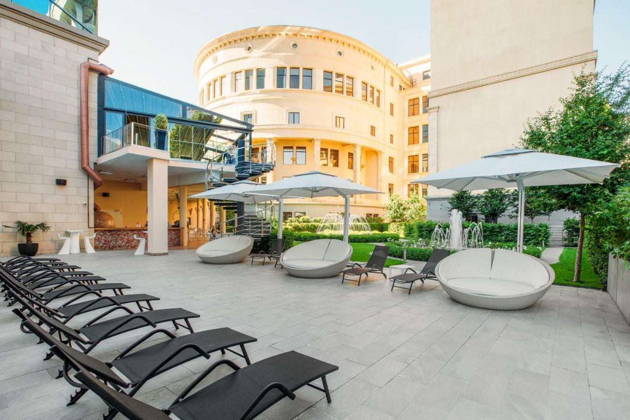 ザ ビルトモア ホテル トビリシ ティビリシ エクステリア 写真 The hotel's pool