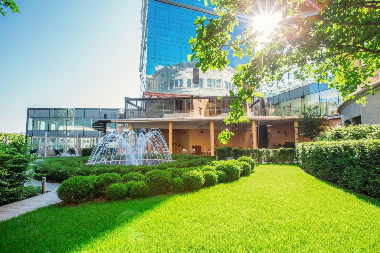 ザ ビルトモア ホテル トビリシ ティビリシ エクステリア 写真 The hotel's garden